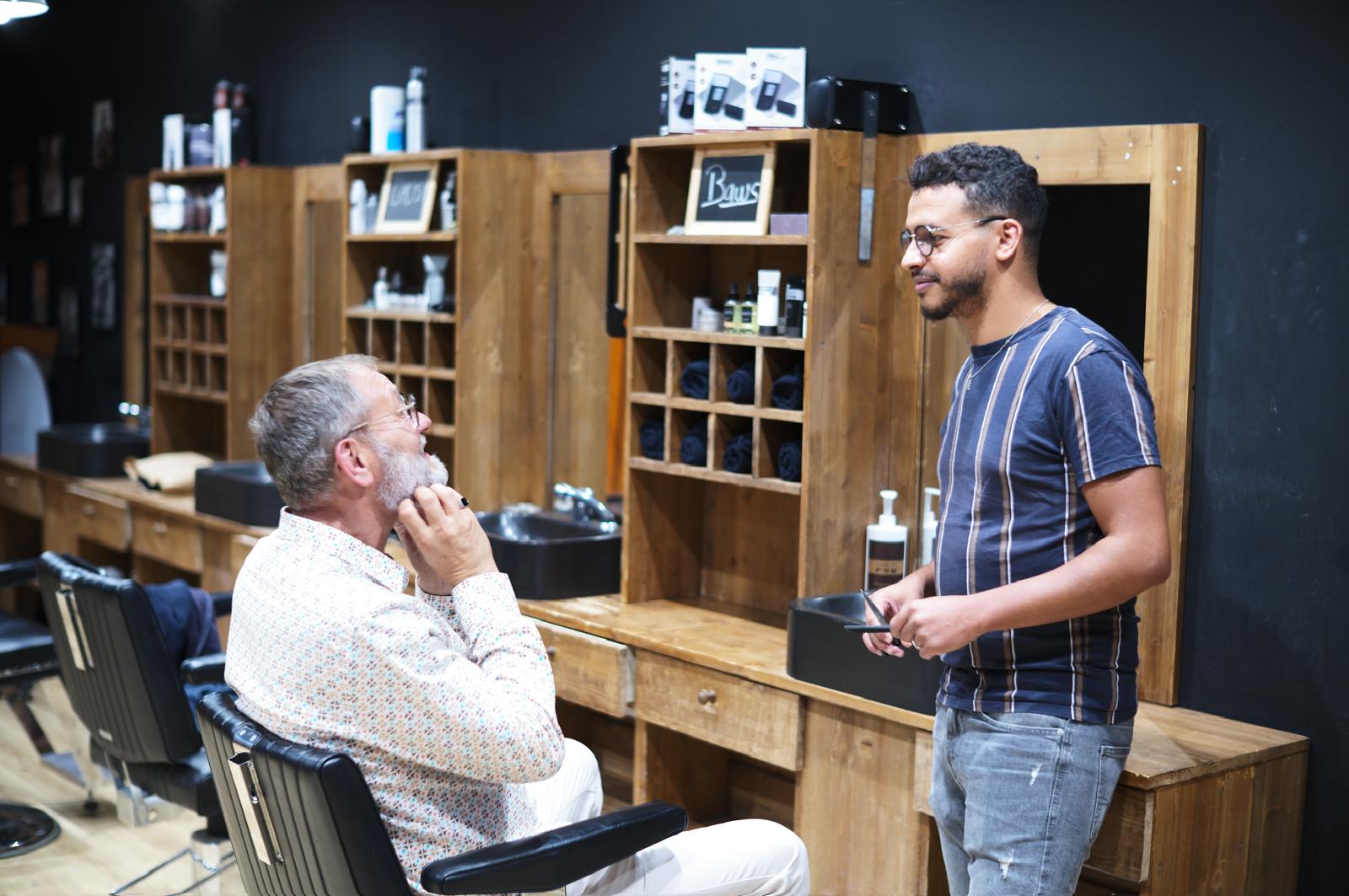 Un Héritier du barbier écoute et conseille un client.
